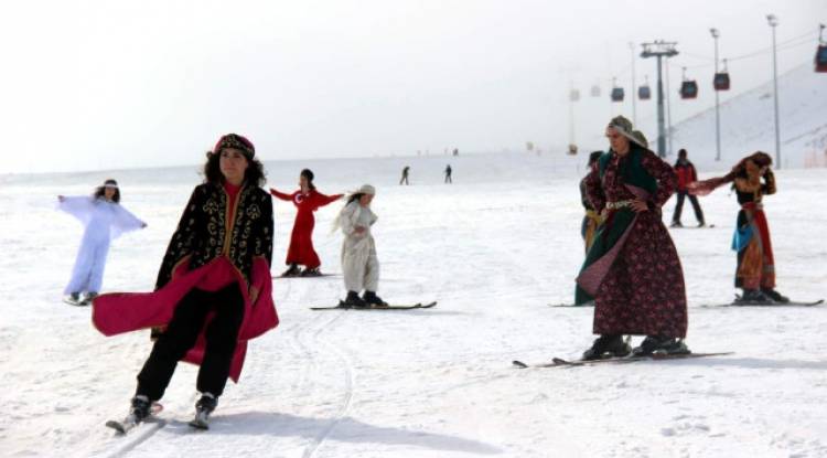 Türkiye'de Bir İlk! Erciyes Dağı'nda Kayaklı Defile